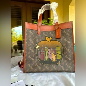 🛍 🛍COACH Field Tote In Big Apple Skyline 🛍